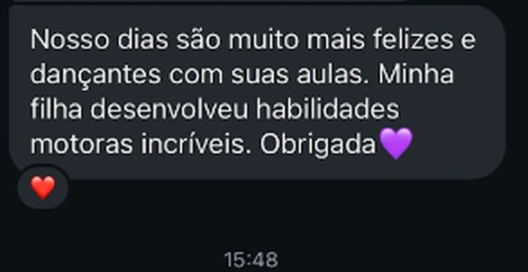 Print de relato de mãe de aluna: nossos dias são muito mais felizes e dançantes com suas aulas; minha filha desenvolveu habilidades motoras incríveis